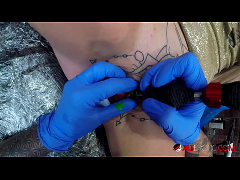 ❤️ Keçika pir tattookirî Sully Savage tattooek li ser klîtorê xwe kir. ❤ Derb li me ku.pornolymp.ru ﹏